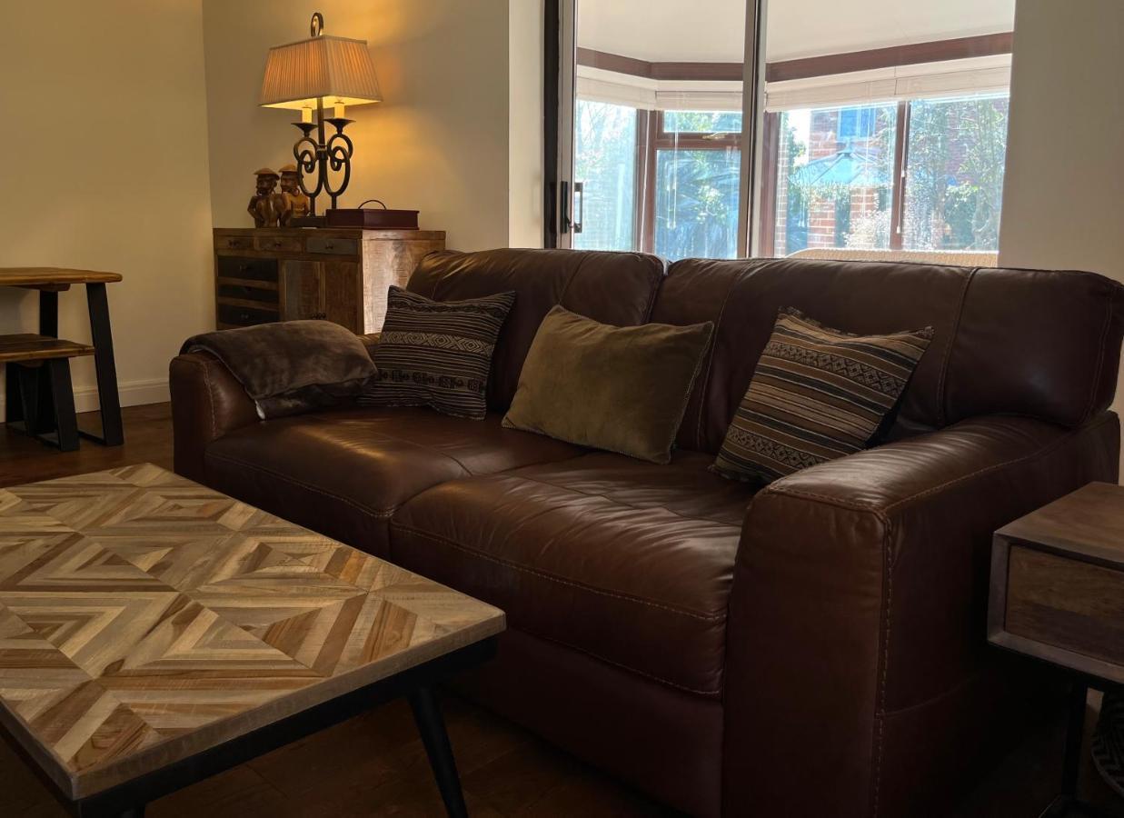 Stunning Beverley Bungalow W Fireplace, Private Parking, And Garden Eksteriør bilde